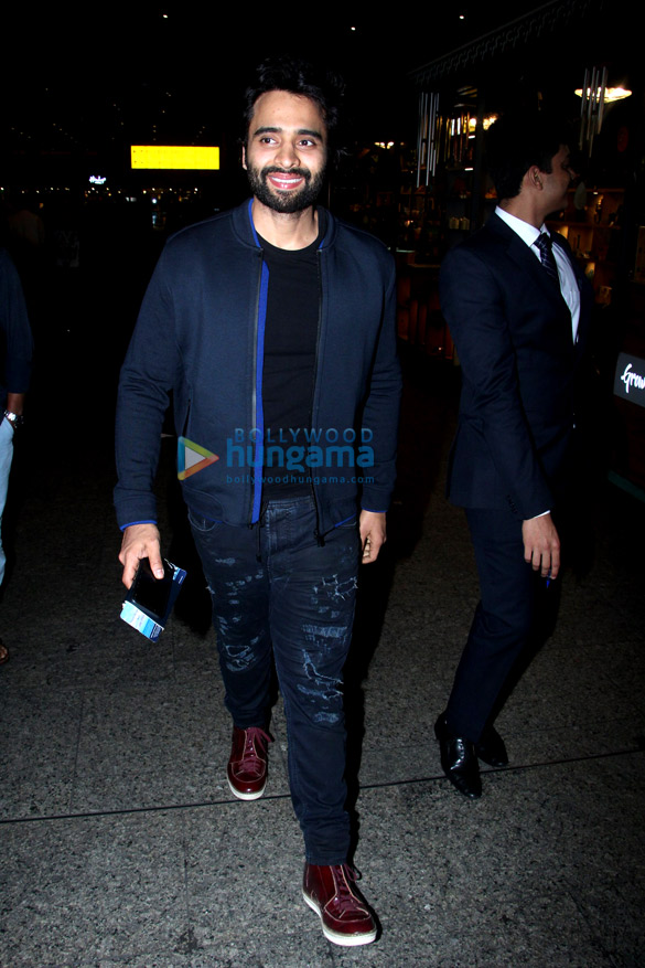 ishaan khatter janhvi kapoor karisma kapoor and others snapped at the airport 5