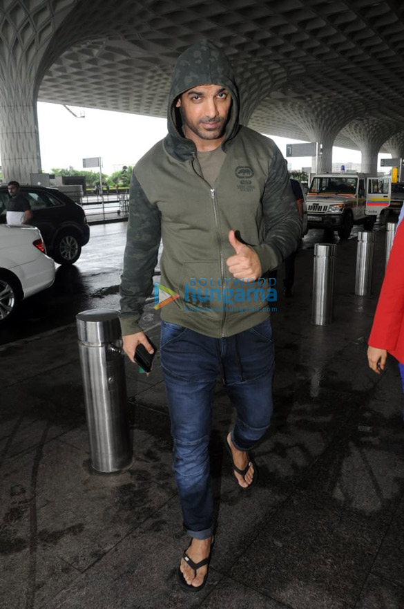 janhvi kapoor ishaan khatter and others snapped at the airport5