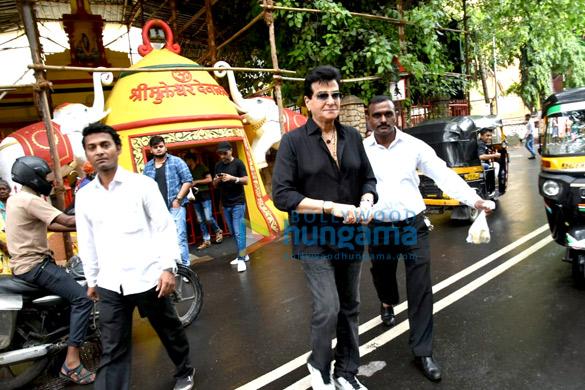 jeetendra and ekta kapoor seek blessings at shani temple in juhu 1