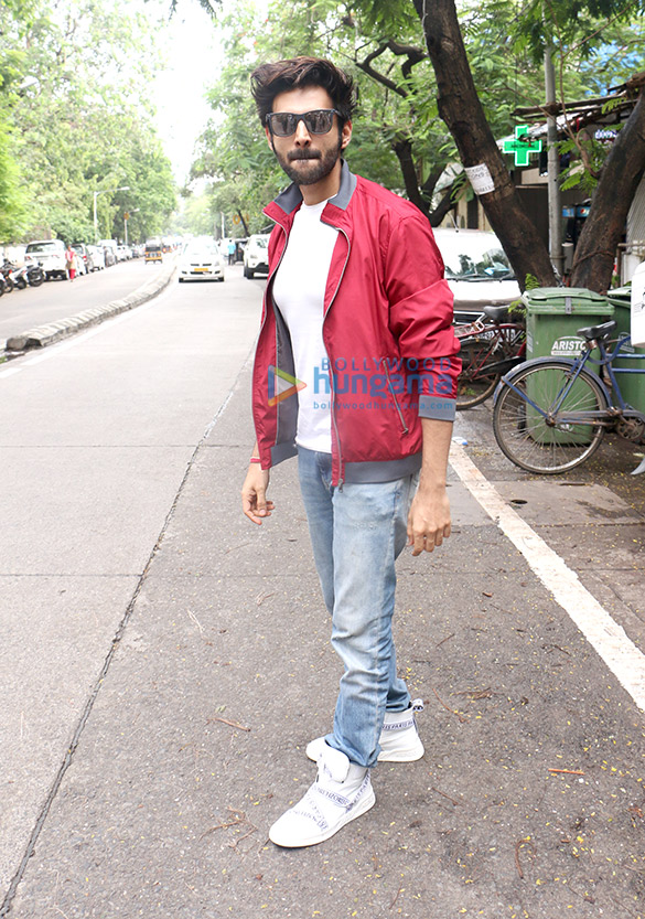 kartik aaryan snapped at the fable cafe in juhu 6
