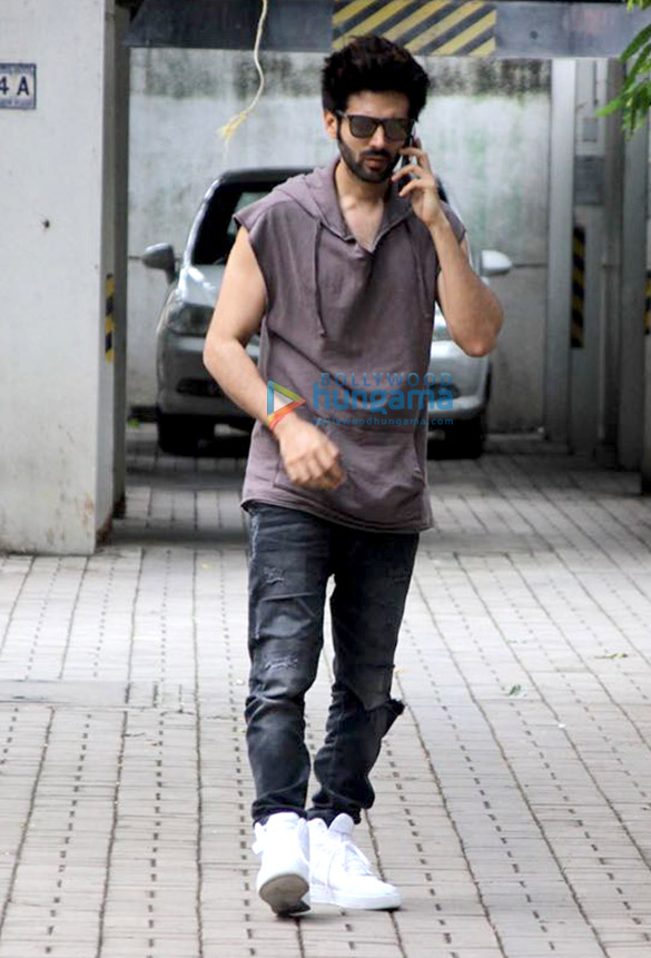 kartik aaryan snapped at the maddock films office 1