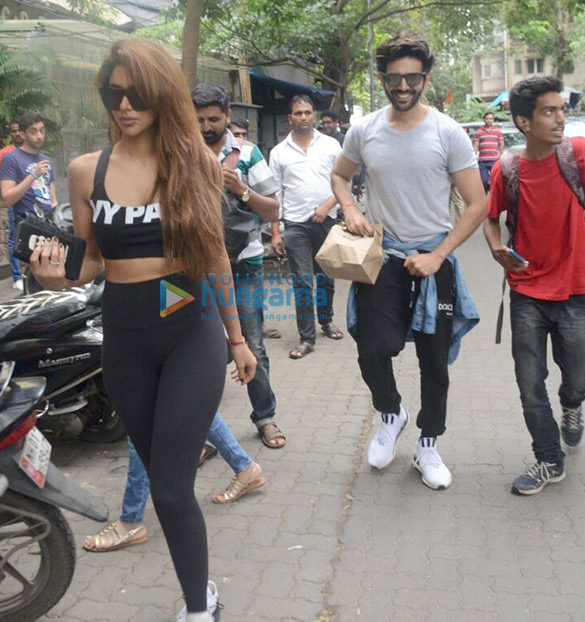 kartik aaryan spotted with girlfriend dimple sharma at bandra 4
