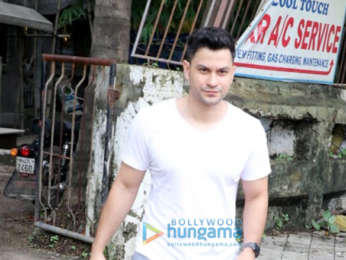 Kunal Khemu snapped at Kromakay salon in Juhu