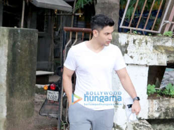 Kunal Khemu snapped at Kromakay salon in Juhu