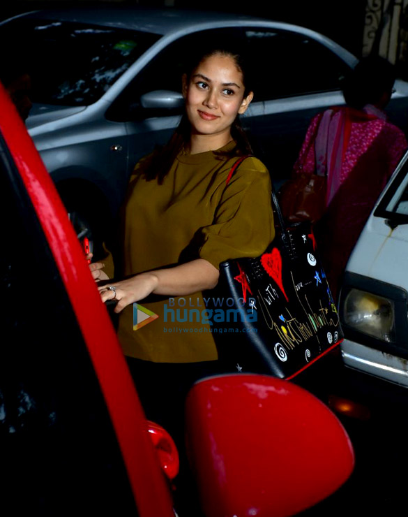 mira rajput snapped outside a cafe in bandra 1