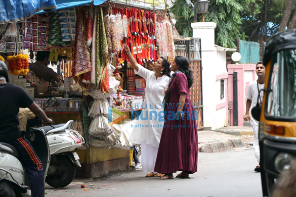 Mugdha Godse snapped while buying Rakhi in Juhu Mugdha Godse snapped while buying Rakhi in Juhu