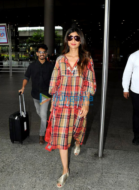 priyanka chopra varun dhawan yami gautam and others snapped at the airport 7
