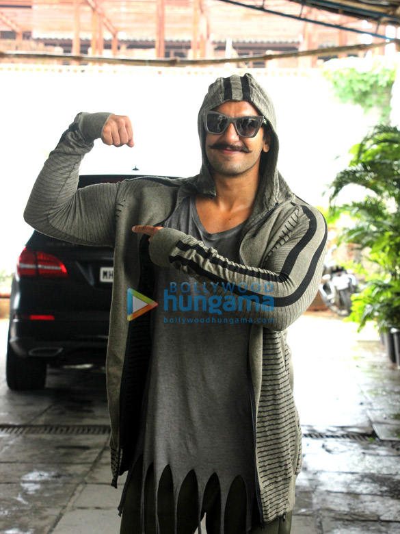 rhea chakraborty and ananya pandey snapped in bandra 9