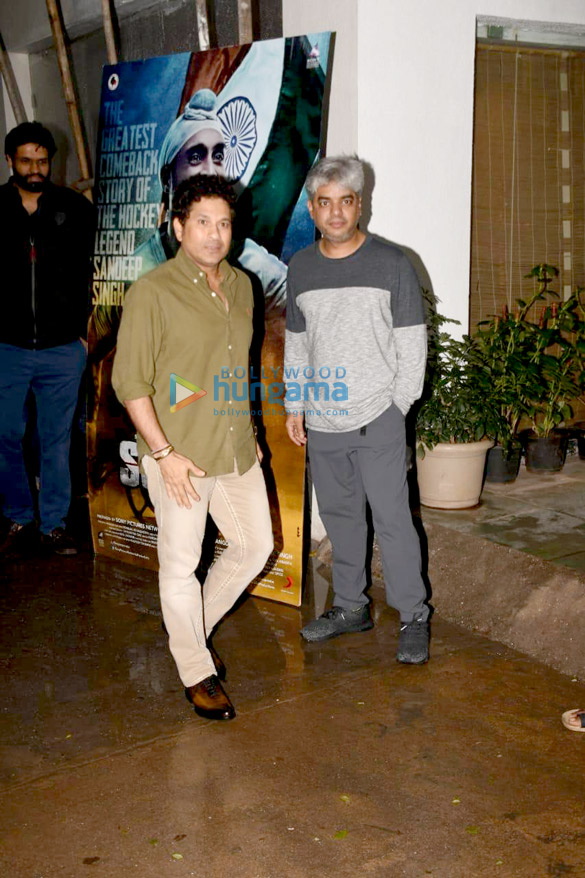 sachin tendulkar snapped attending the screening of soorma 5
