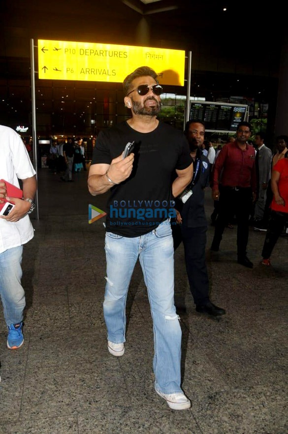 shah rukh khan pooja hegde shamita shetty and others snapped at the airport 01