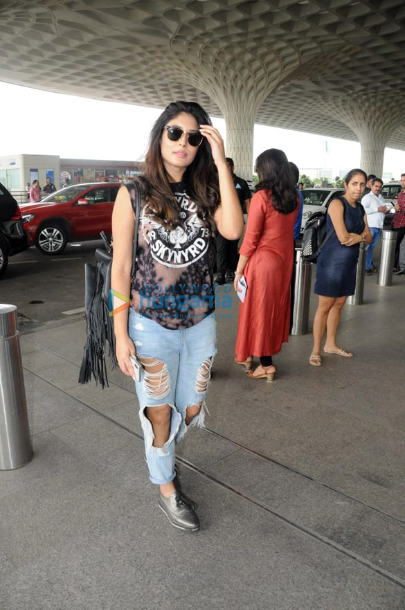 shilpa shetty sophie choudry bipasha basu and others snapped at the airport6 3