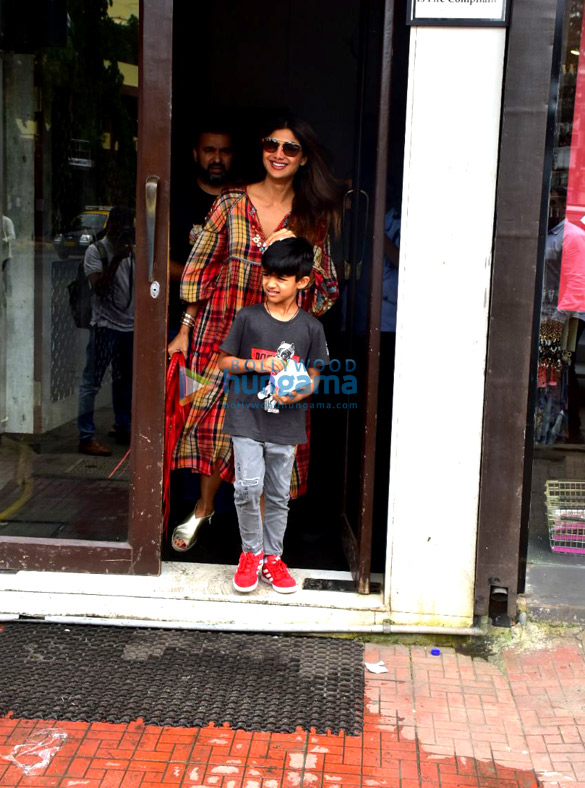 shilpa shetty and family spotted after lunch in bandra 2