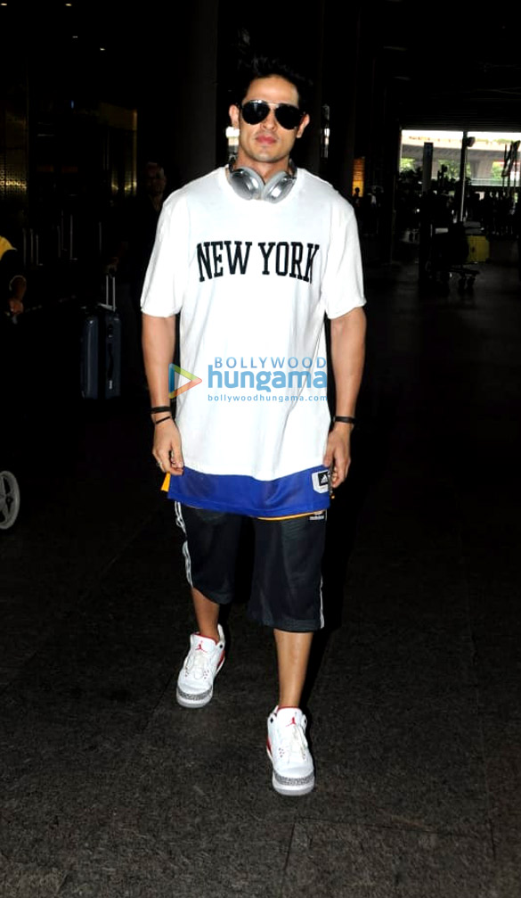 shruti haasan anil kapoor and others snapped at the airport 1