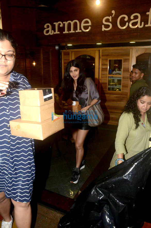 shruti haasan spotted at farmers cafe in bandra 5