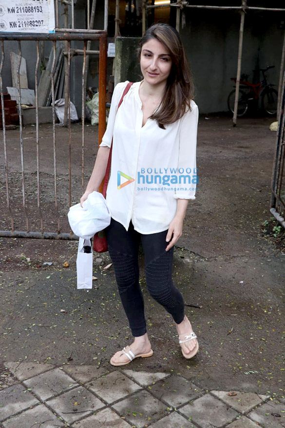 soha ali khan at kromakay salon in juhu 1