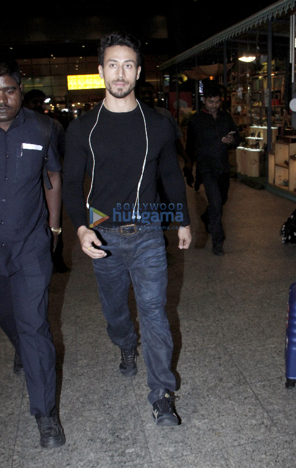 sonam kapoor ahuja tiger shroff and others snapped at the airport last night 2