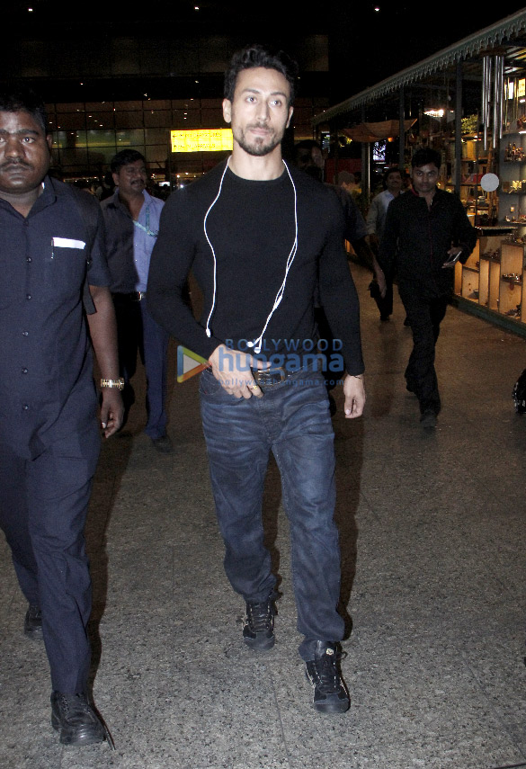 sonam kapoor ahuja tiger shroff and others snapped at the airport last night 5