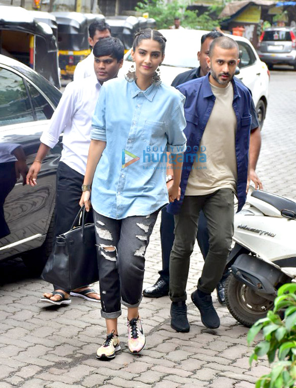 sonam kapoor ahuja and anand ahuja snapped at their new store in bandra 4
