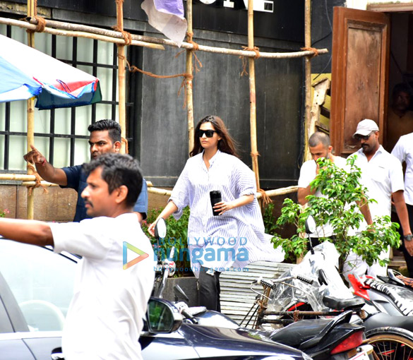 sonam kapoor ahuja and anand ahuja spotted at their new shop in bandra 1