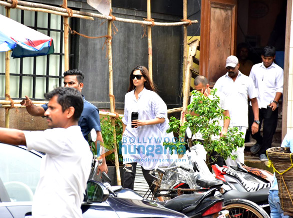 sonam kapoor ahuja and anand ahuja spotted at their new shop in bandra 6