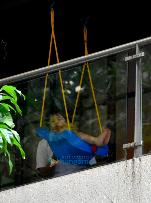 taimur ali khan spotted enjoying on his swing 3