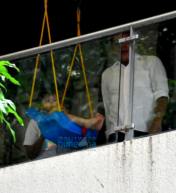 taimur ali khan spotted enjoying on his swing 5
