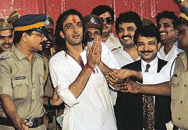 Throwback When Bollywood had composed a sympathetic song for Sanjay Dutt during his first jail stint Throwback When Bollywood had composed a sympathetic song for Sanjay Dutt during his first jail stint