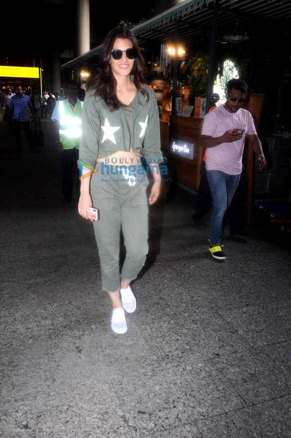 urvashi rautela kriti sanon and others snapped at the airport 2