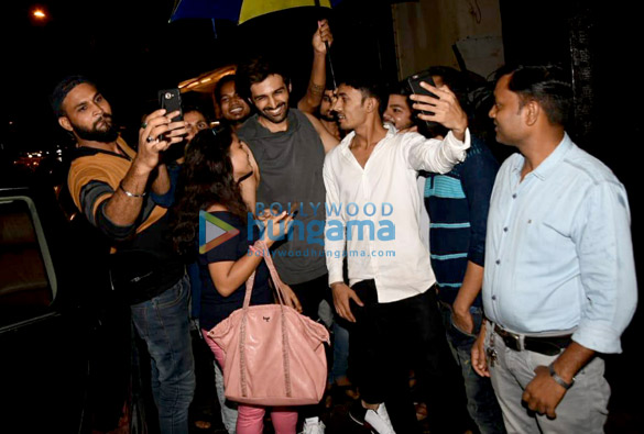varun dhawan and kartik aaryan snapped outside the gym 5
