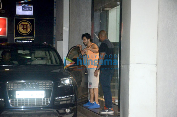 varun dhawan snapped outside the gym in bandra 4
