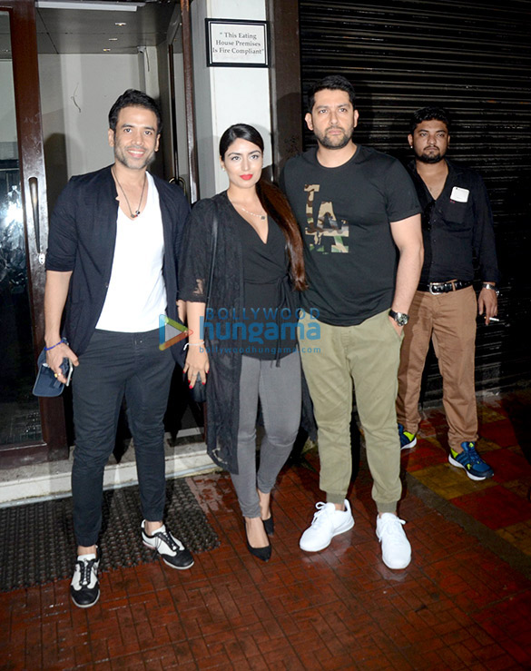 aftab shivdasani nin dusanj and tusshar kapoor spotted at bastian in bandra 1