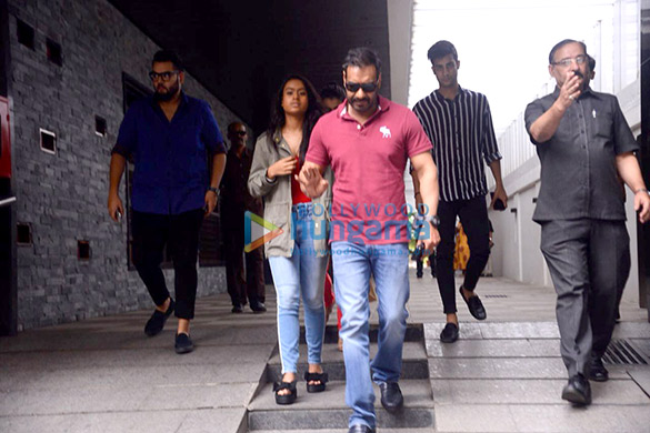 ajay devgn kajol and their daughter nysa snapped in bandra 1