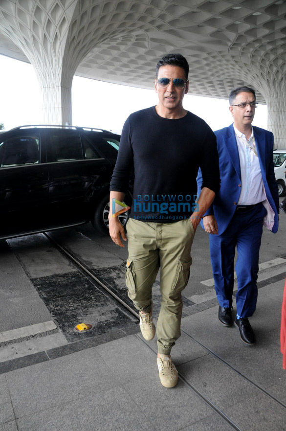 akshay kumar mandana karimi and lara dutta snapped at mumbai airport 4
