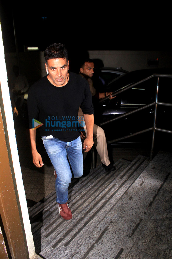 akshay kumar spotted at pvr juhu 4