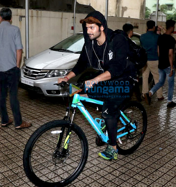ali fazal snapped riding his bicycle in juhu 4