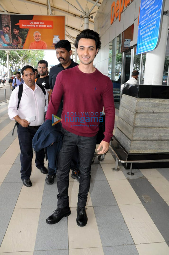 alia bhatt janhvi kapoor and others snapped at the airport 2 2