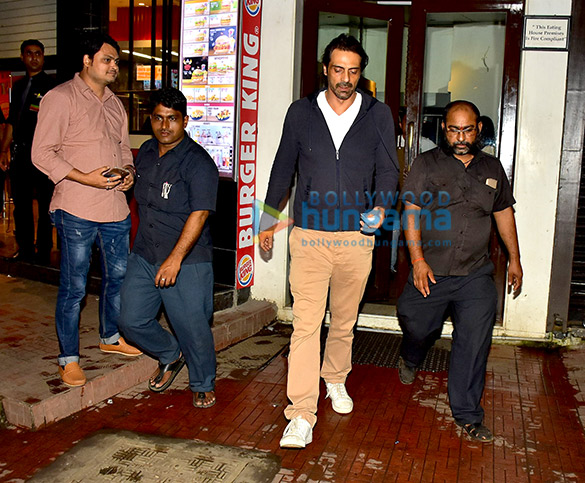 arjun rampal snapped at bastian in bandra 2
