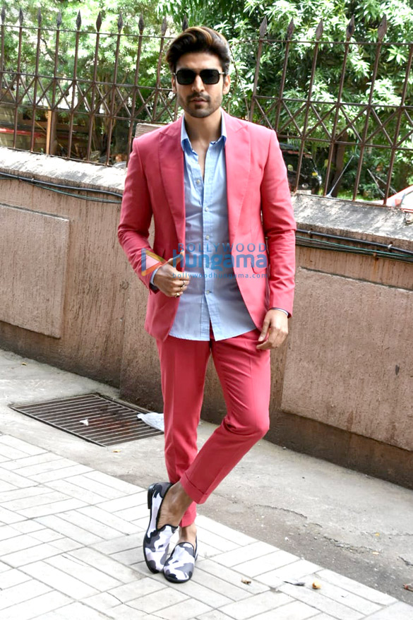cast of paltan promote their film 5