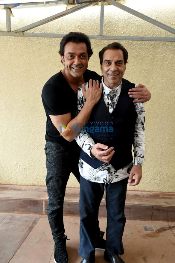 cast of yamla pagla deewana phir se snapped promoting the film 5
