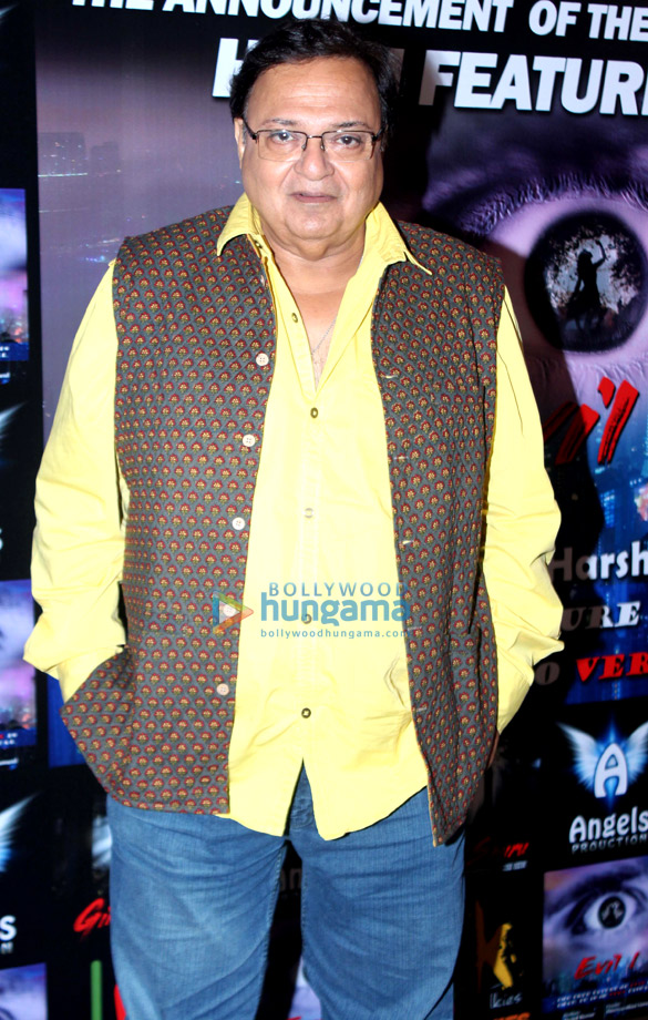 deepshikha nagpal vindu dara singh rajesh puri jubin nautiyal rakesh bedi snapped at sun sand hotel juhu 9
