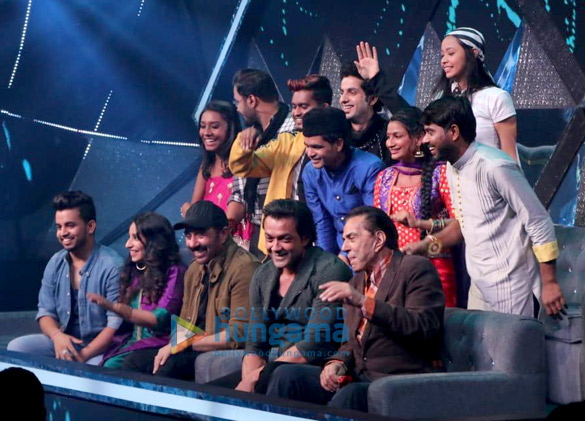 dharmendra sunny deol and bobby deol promote their film yamla pagla deewana phir se on the sets of indian idol 3