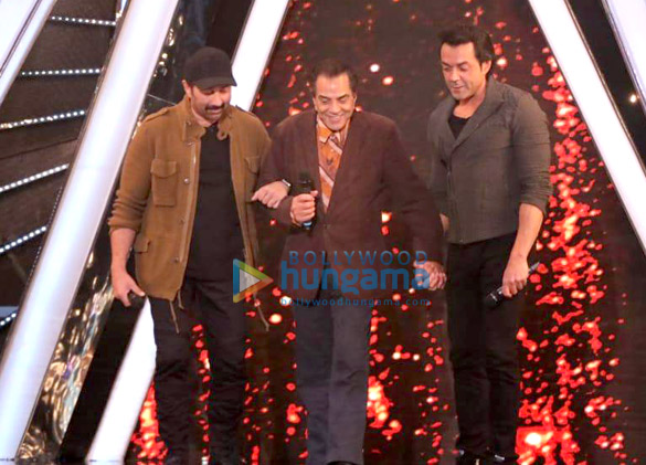 dharmendra sunny deol and bobby deol promote their film yamla pagla deewana phir se on the sets of indian idol 5