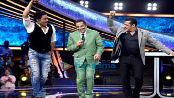 Dharmendra and Bobby Deol promote Yamla Pagla Deewana Phir Se on Salman Khan’s Dus Ka Dum