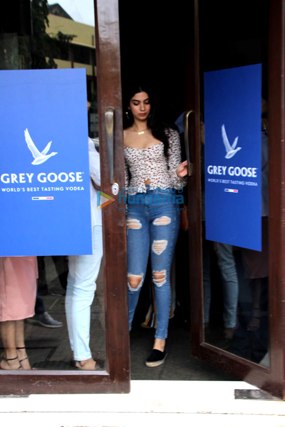 disha patani malaika arora khushi kapoor and others spotted at bastian in bandra 3
