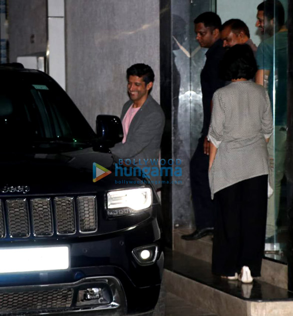 farhan akhtar spotted in bandra post photoshoot 5