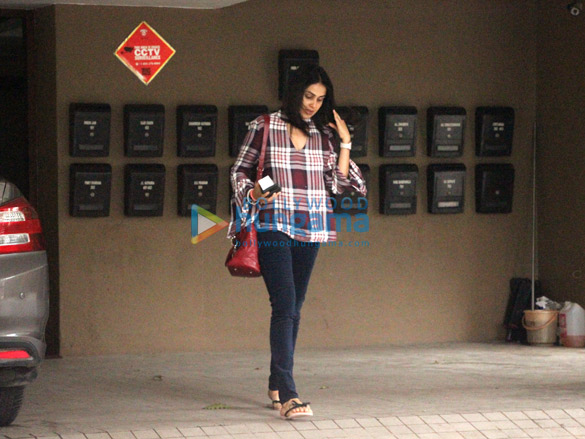 genelia dsouza spotted at a clinic 3