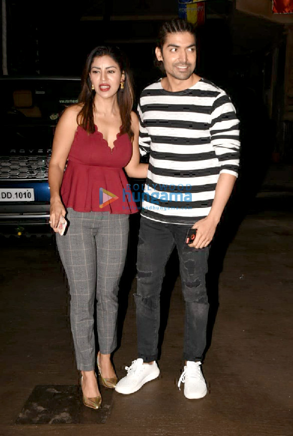 gurmeet choudhary and debina bonnerjee snapped in juhu 4