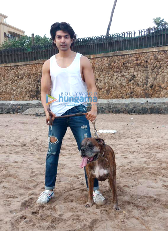 gurmeet choudhary snapped at juhu beach with his dog 1