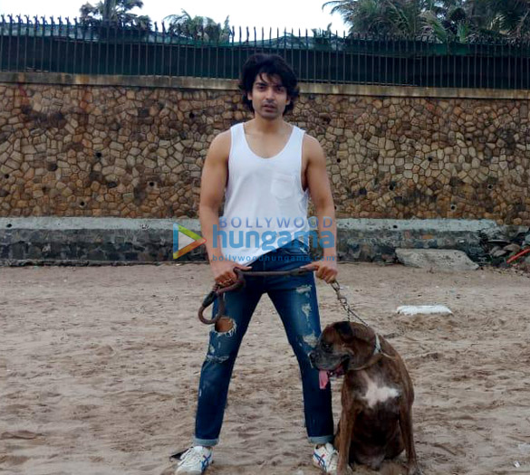 gurmeet choudhary snapped at juhu beach with his dog 4