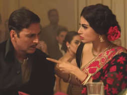 HILARIOUS!!! Akshay Kumar pranked Mouni Roy on the sets of GOLD